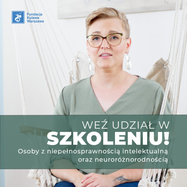 Katarzyna Cimoch na huśtawce, napis: weź udział w szkoleniu. Osoby z niepełnosprawnością intelektualną oraz neuroróznorodnością